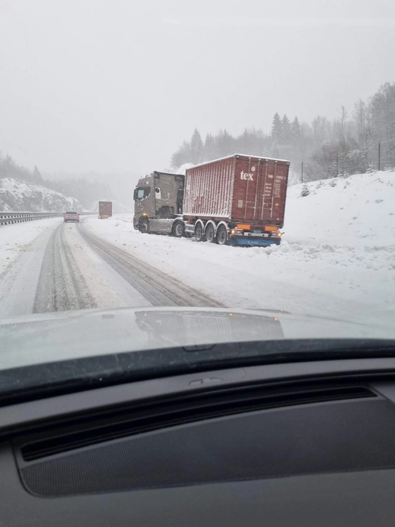 Snijeg otežava vožnju, na dionici Rakitno-Blidinje obustavljen promet