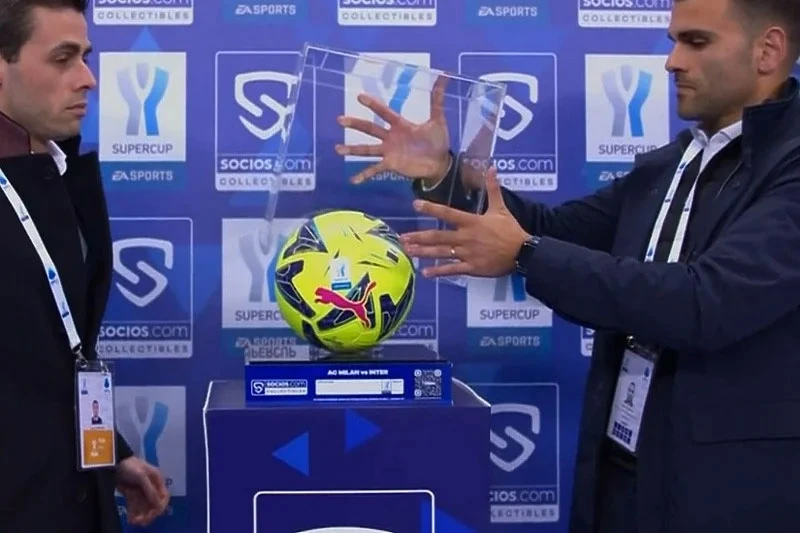 Lopta kojom je Džeko postigao gol protiv Milana odmah stavljena u staklenu kutiju