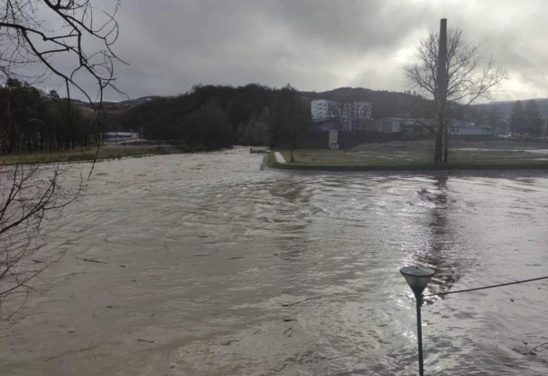 Visoko: Rijeka Fojnica 'potopila' šetalište