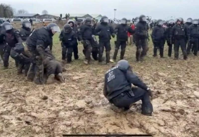 Drama u Njemačkoj: Policajci zapeli u blatu, aktivisti ih gađaju zemljom 
