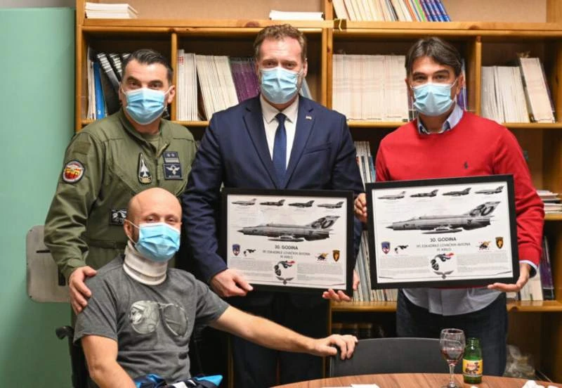 Dalić i Banožić posjetili ozlijeđenog pilota: Snaga Hrvatske vojske inspiracija je Vatrenim