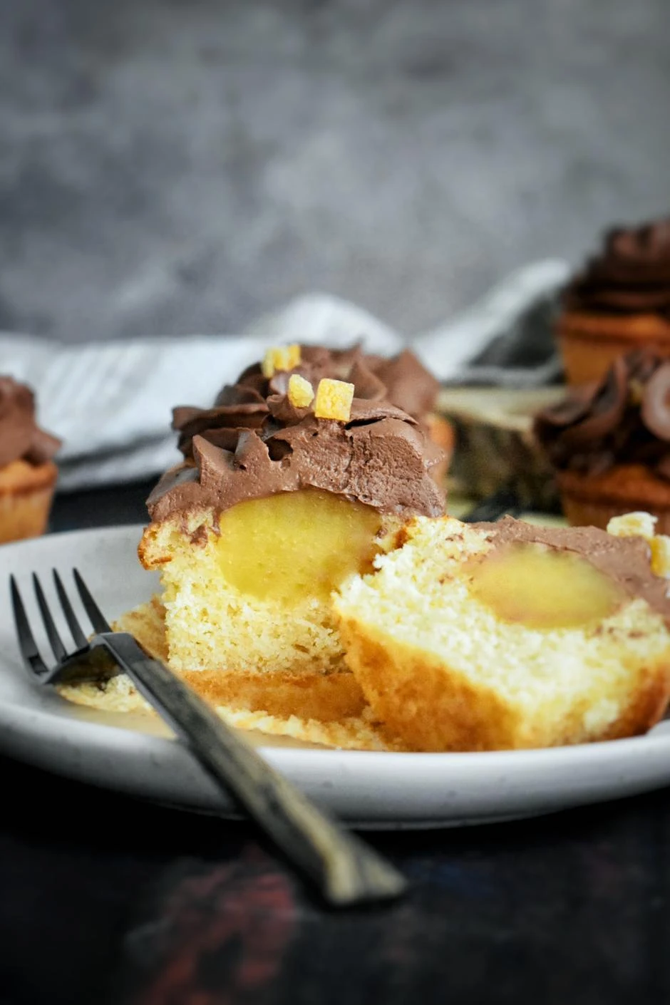 Čokoladni cupcakesi s punjenjem od vanilije i naranče