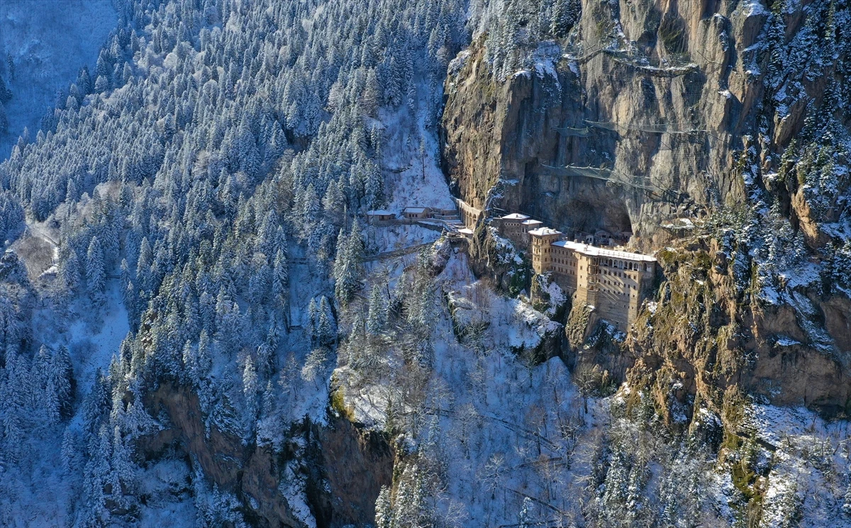 Pravoslavni manastir iznad provalije privlači turiste i tijekom zime