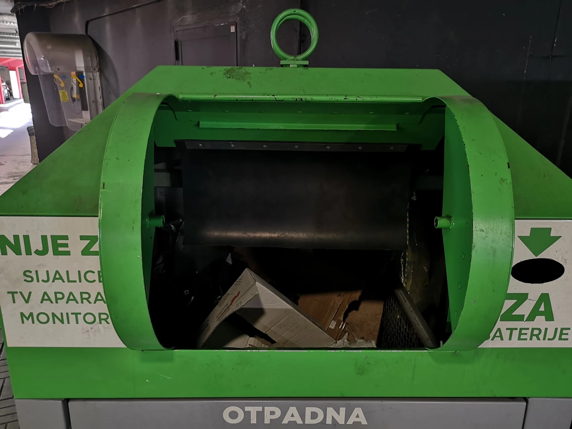 Pogledajte na djelu "ronioce" po kontejneru za elektronički otpad u Mostaru