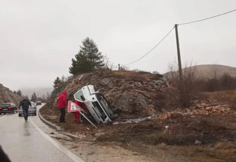 Pri slijetanju vozila u Šujici ozlijeđene dvije osobe
