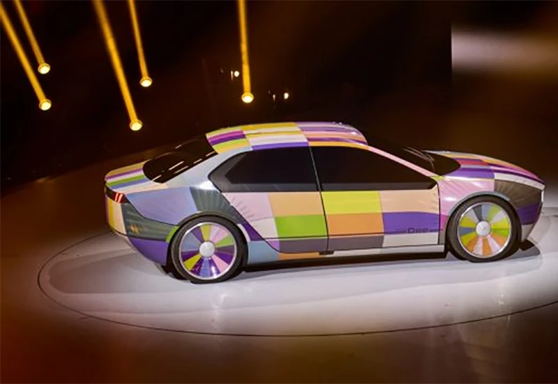 BMW-ov koncept iX može mijenjati 32 različite boje