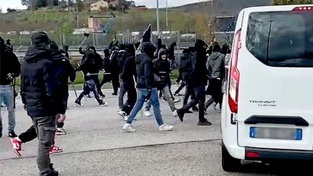 VIDEO I Žestok sukob navijača Rome i Napolija