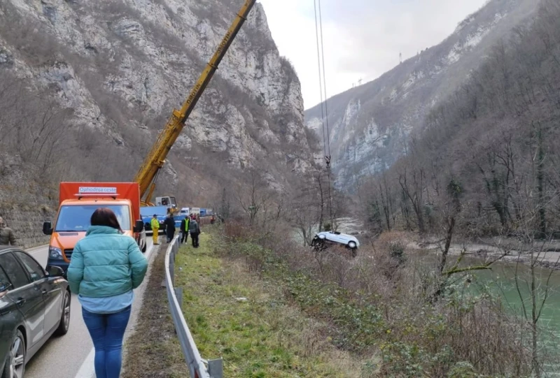 Teška prometna: Auto sletio u Vrbas, traga se za stradalim osobama