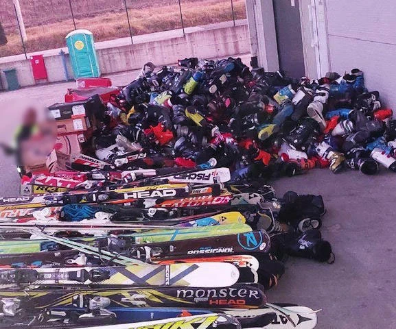 BIH: Informaciju dobili putem otvorene linije “Stop švercu” i oduzeli skijašku opremu vrijednu oko 75.000 KM