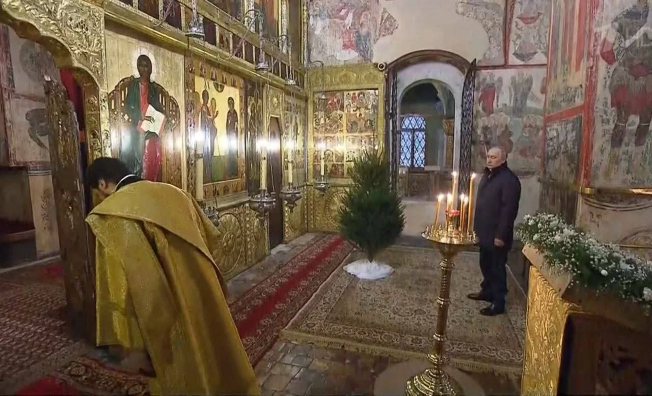 Putin sam na božićnoj misi