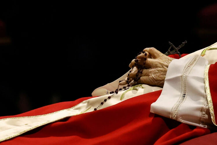 Tisuće ljudi stižu na pogreb Benedikta XVI.
