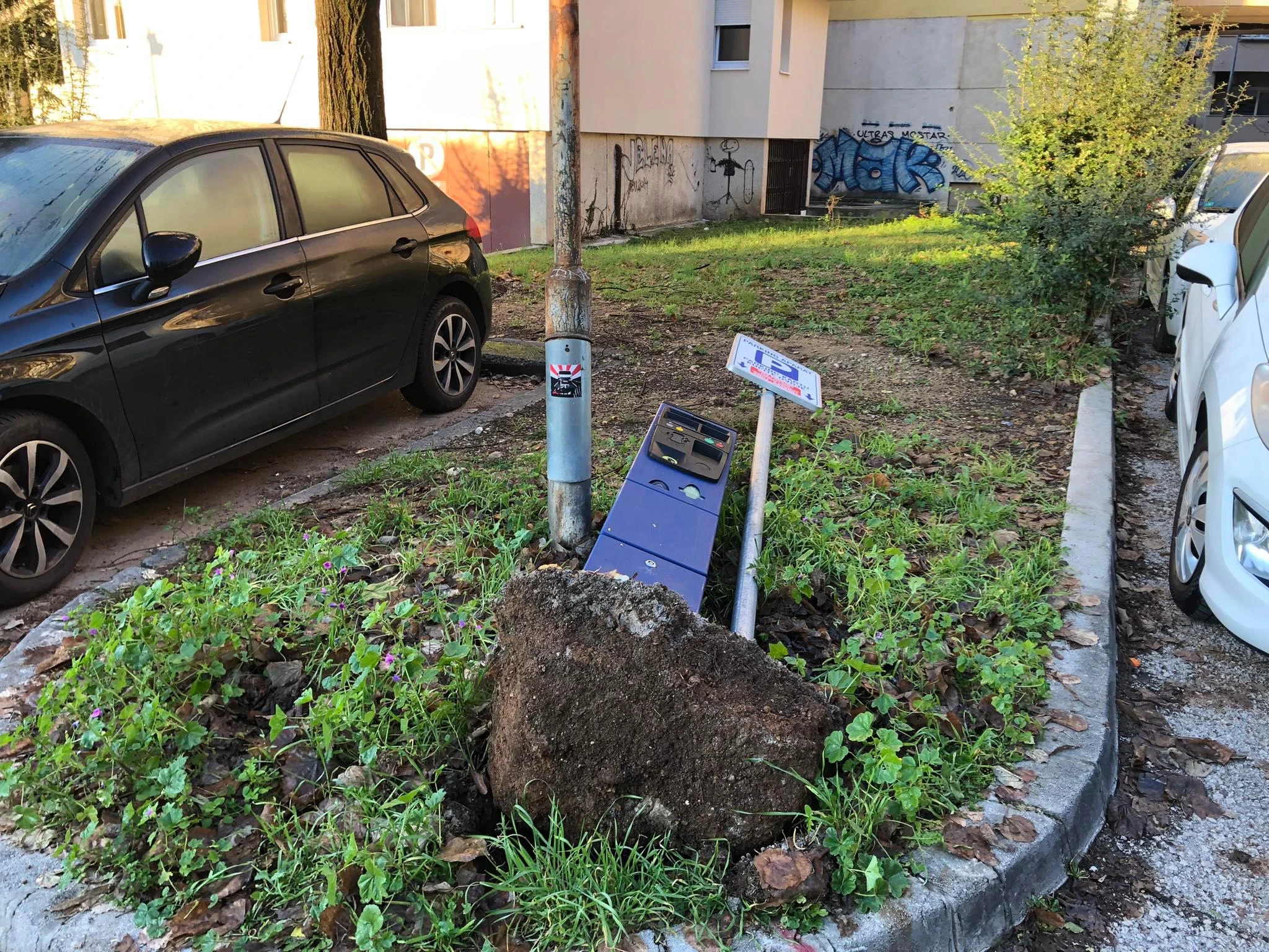 Samo u Mostaru: Izvađen parkingomat