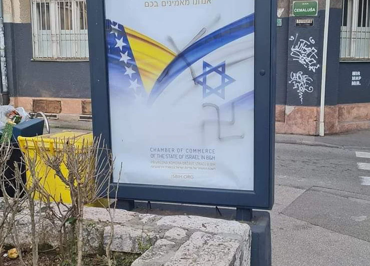 Sarajlije zgrožene: Na plakatima osvanuli kukasti križevi