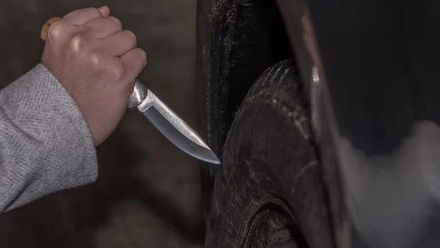 Novi incident u Sarajevu: Ponovno izbušene gume na automobilu iz Srbije
