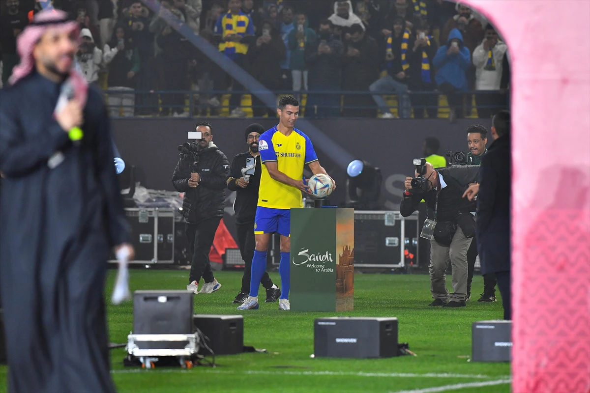 Oduševio svojim potezom: Cristiano Ronaldo poklonio loptu djevojčici