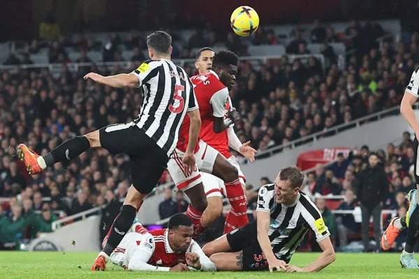 Arsenalu bod, Manchester United sve bliži vrhu 