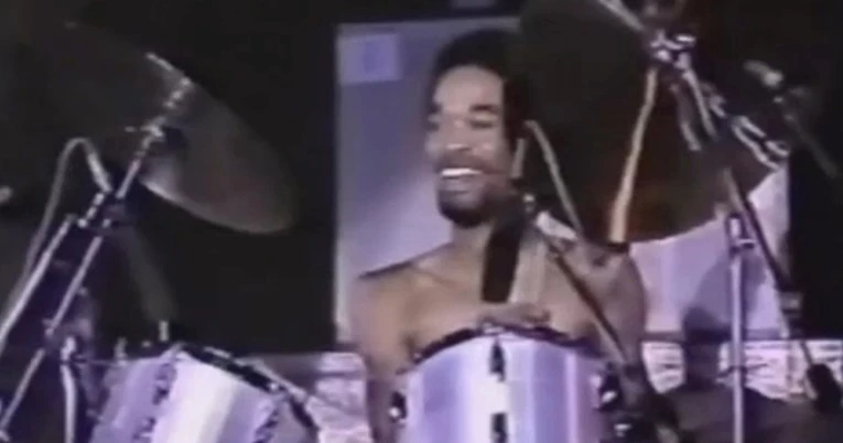 Umro bubnjar grupe Earth, Wind & Fire