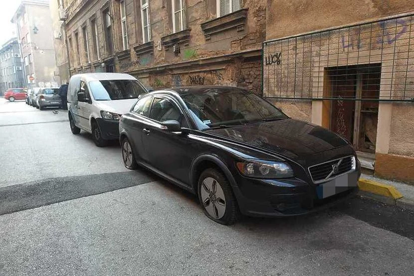 Sarajevo: Policija istražuje tko je probušio gume na vozilima iz Srbije