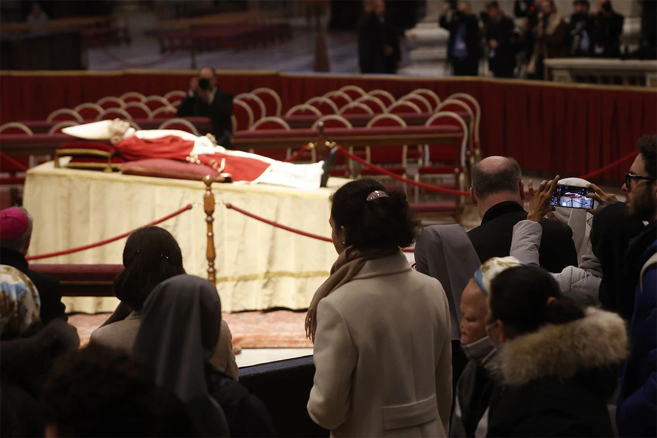 Tijelo Benedikta XVI izloženo u Vatikanu, građani se opraštaju od pape