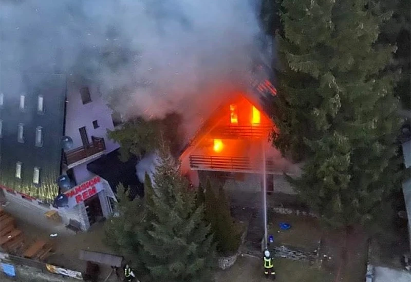 Na Vlašiću izgorjela vikendica - evakuirano devet osoba