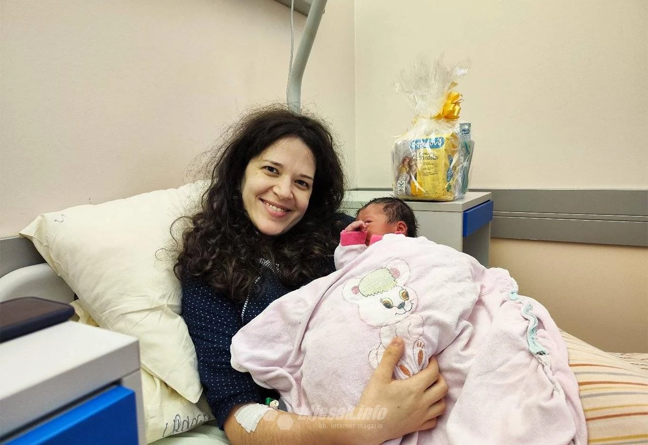 FOTO | Bljesak.info posjetio i darovao bebe rođene u novogodišnjoj noći u Mostaru