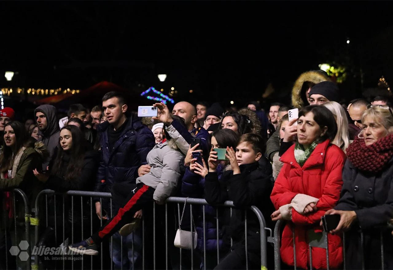 FOTO/VIDEO | Još malo atmosfere sa dočeka na otvorenom u Mostaru