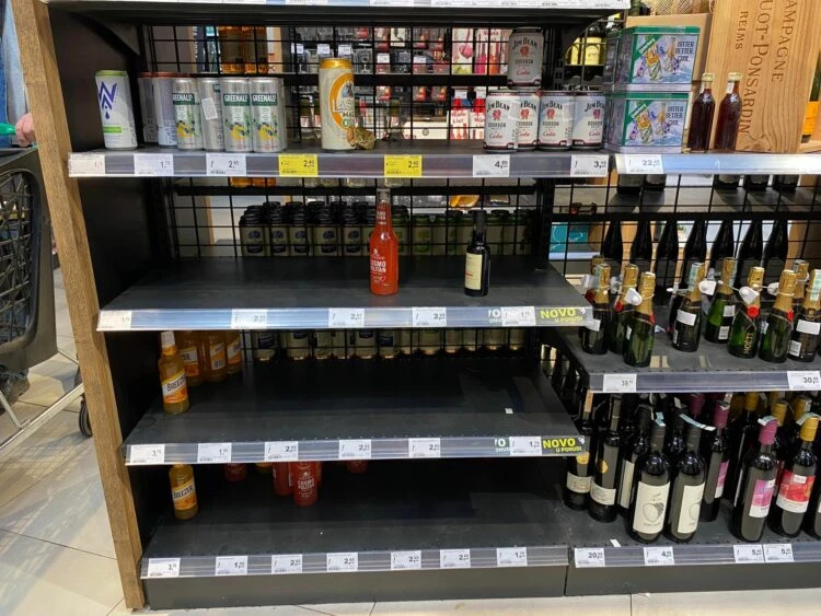 Uoči Nove godine: Police s alkoholom i grickalicama poluprazne