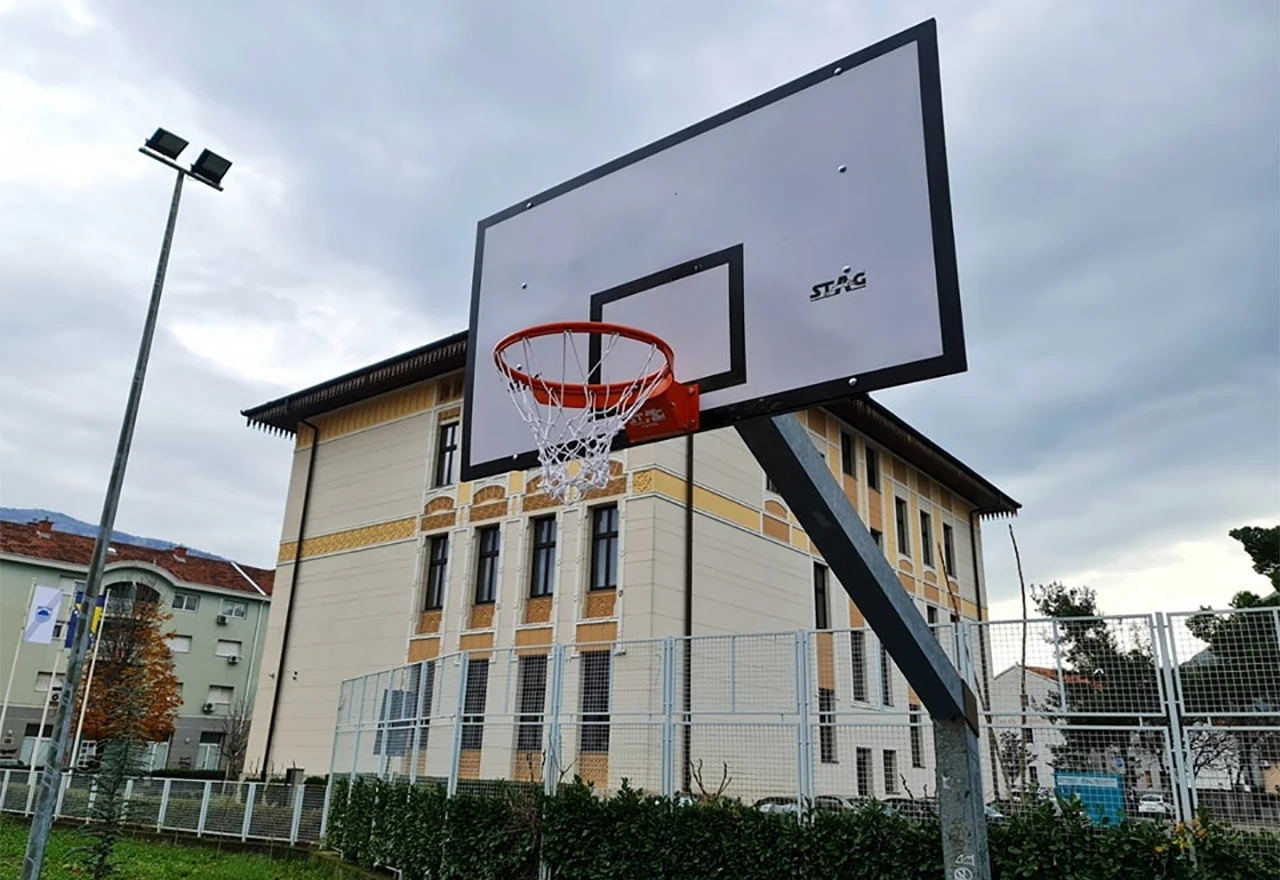 Mostar: Bivši učenik Gimnaziji poklonio nove koševe