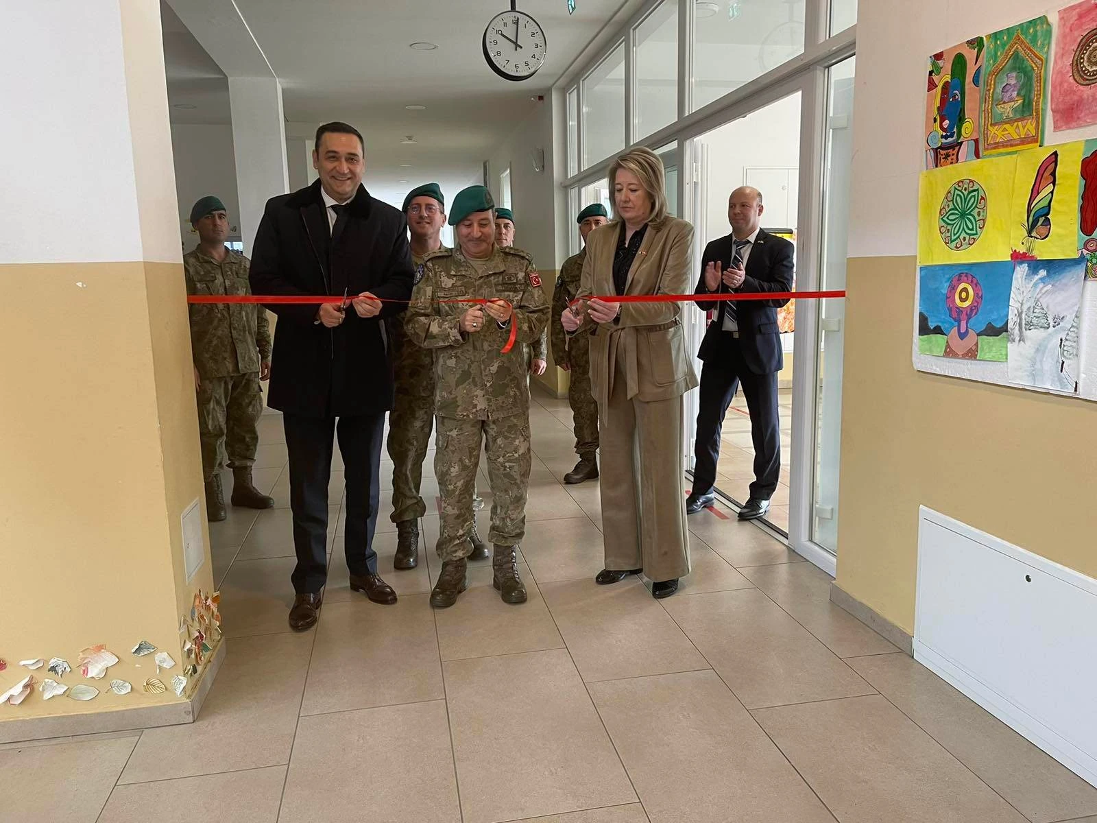 Oglasila se direktorica škole sa zavjesama: Sretni smo