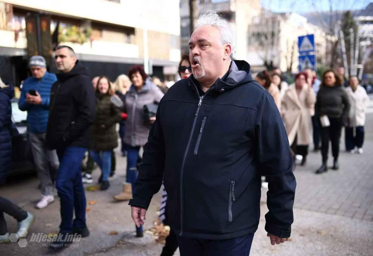 Prosvjedi ispred Gradske vijećnice: Grad ima i zaslužujemo pomoć!