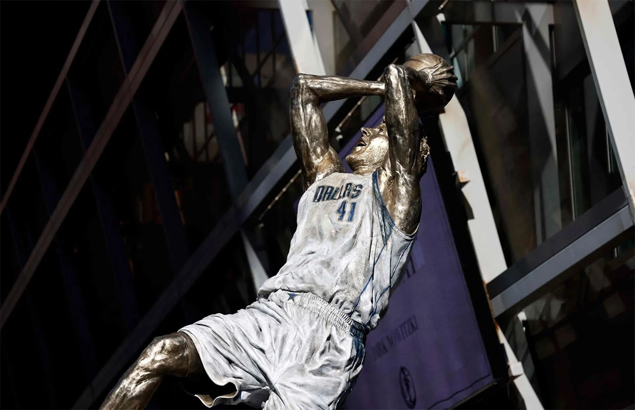 Otkriven kip u čast Dirka Nowitzkog
