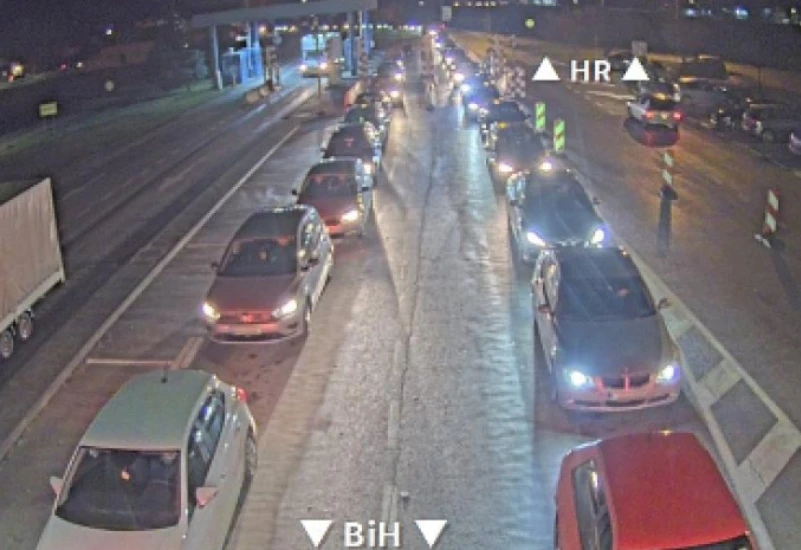 Kilometarske kolone na ulazu u BiH