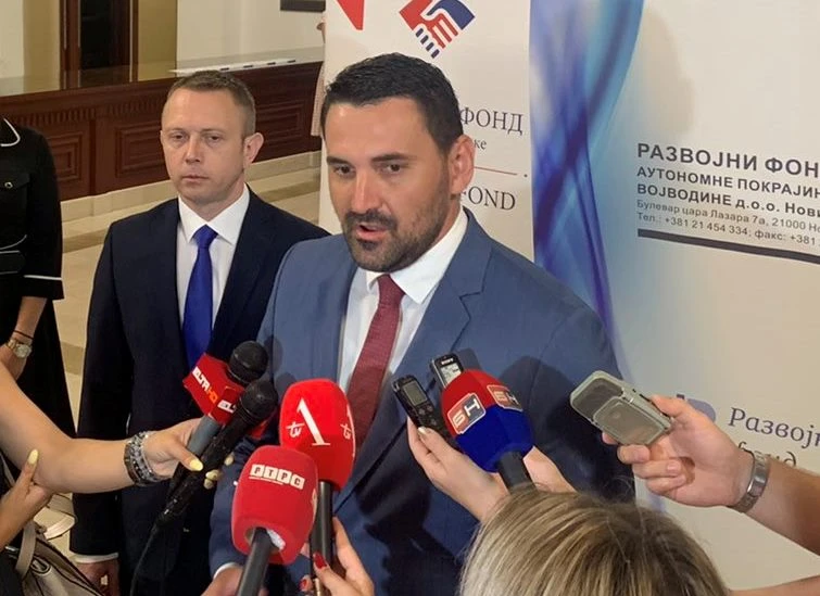 Ministar za utaju poreza optužio konobara