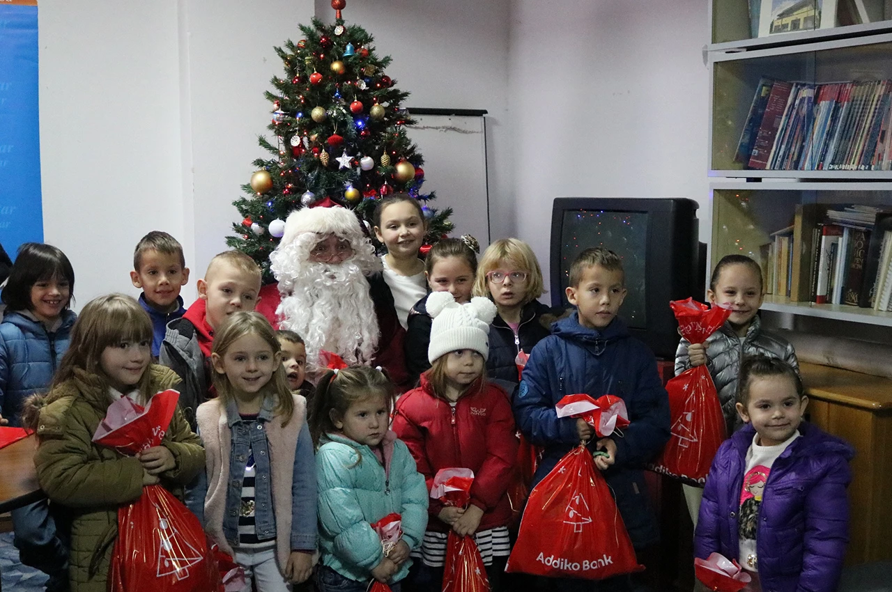 Jedan paketić za jedan osmijeh : 12 godina humanitarne akcije zaposlenika Addiko banke