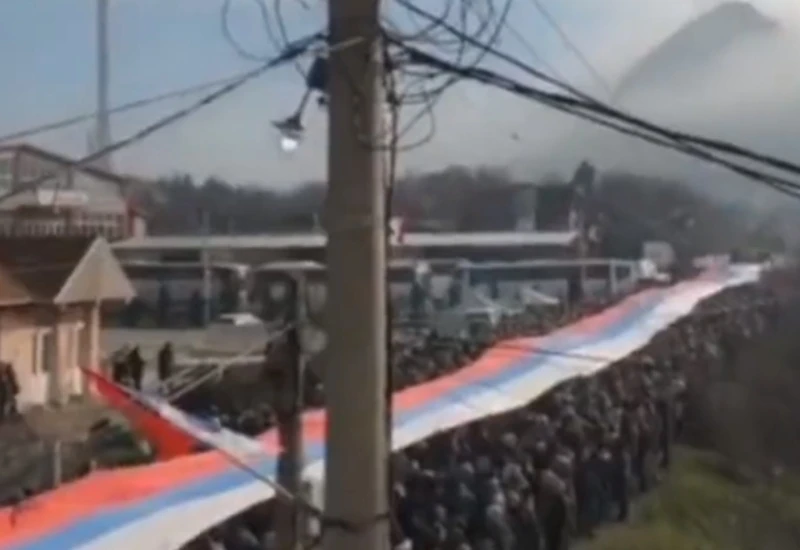 Veliki prosvjed Srba na Kosovu, nosili ogromnu zastavu
