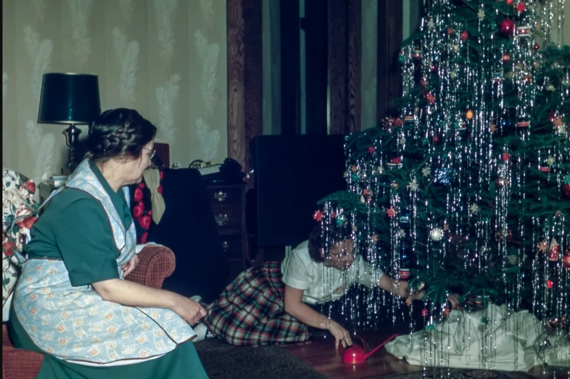 FOTO Trend ukrašavanja božićnog drvca koji smo voljeli u 80-ima vraća se u punom sjaju