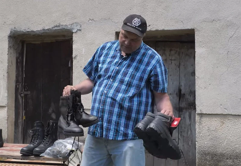 Čovjek sa 160 kg i 160 pari cipela