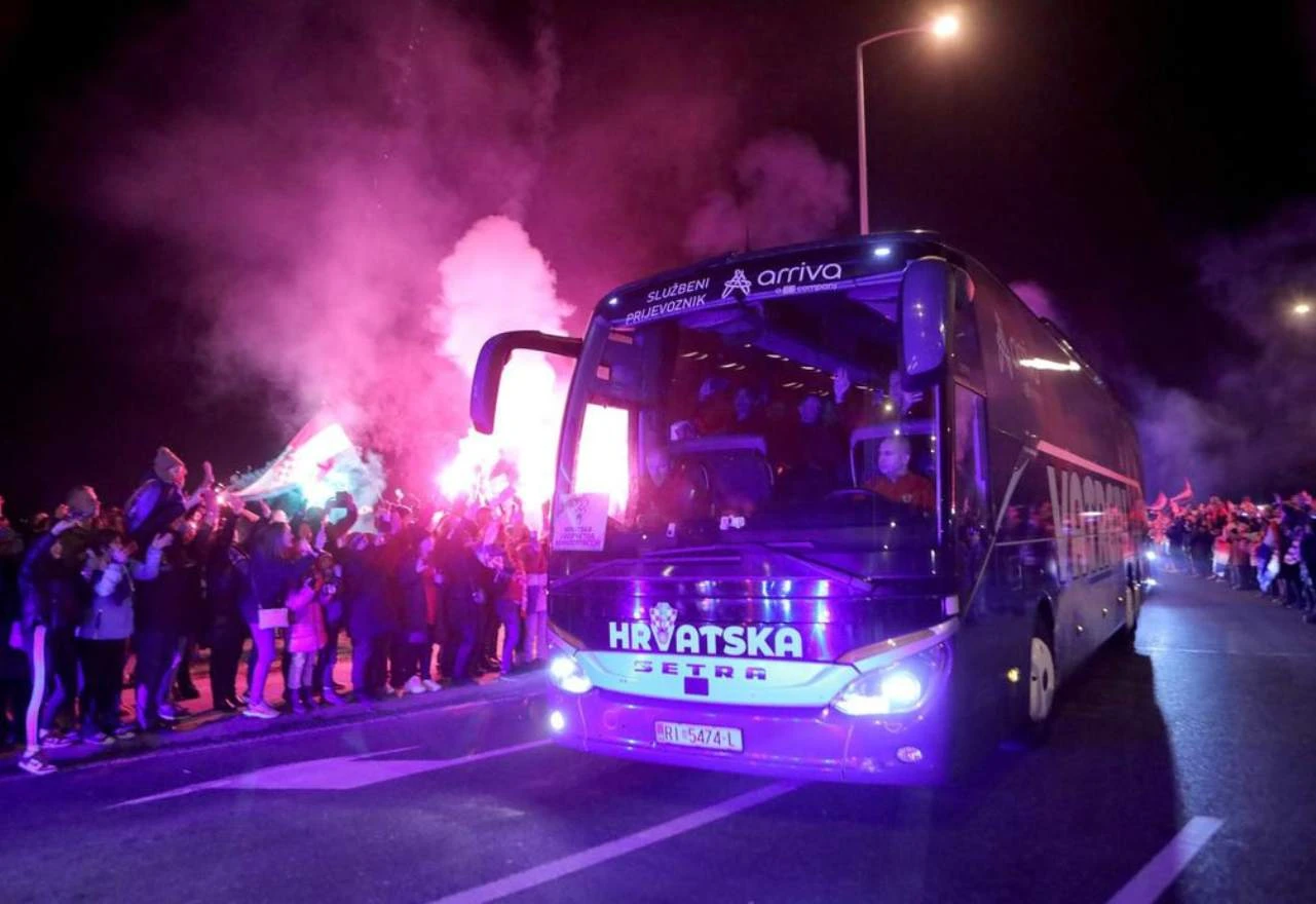 Navijači Vatrene dočekali bakljama: Autobus ide prema Trgu