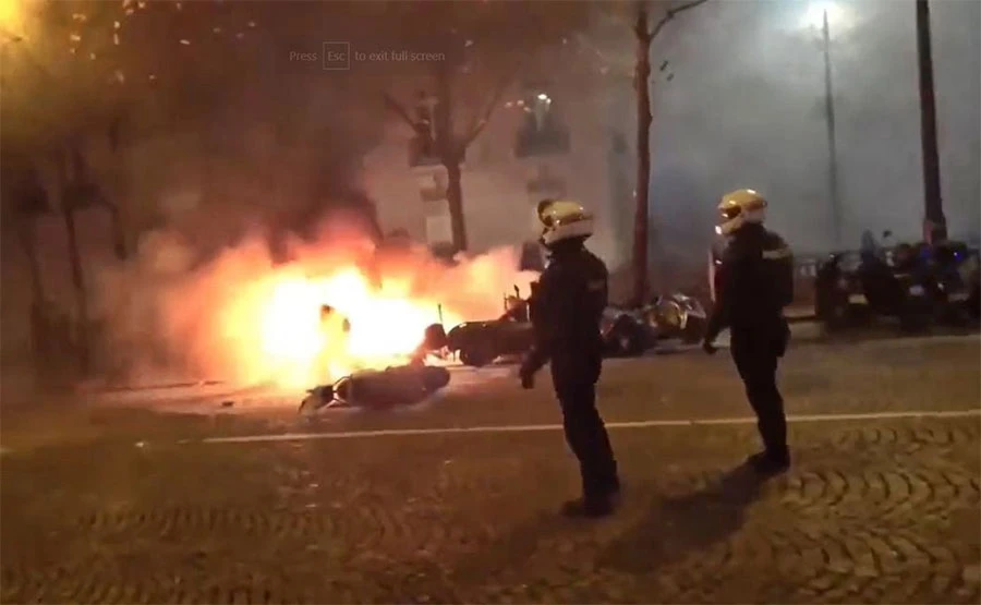 Vatra i tučnjava s policijom: Nakon pobjede Hrvatske izbili neredi u Parizu
