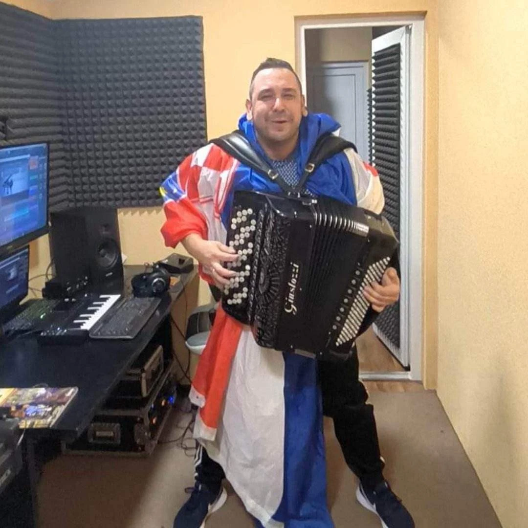 Na harmonici zasvirao i opjevao pobjedu Hrvatske: Maroko je pao sada, plaču ko Neymar nekada
