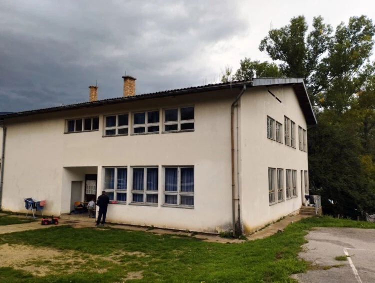 Nastavu pohađaju dvije učenice, koje s roditeljima žive u školi