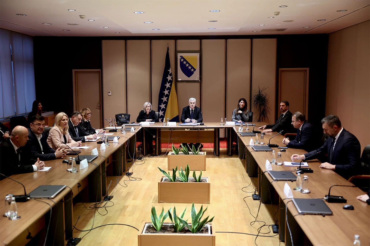 Počeo je sastanak HDZ-a, SDP-a, SNSD-a i njihovih koalicijskih partnera