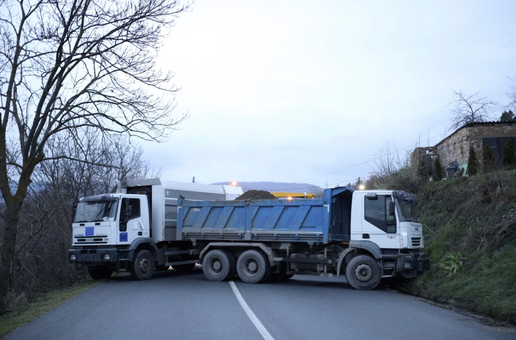 Na sjeveru Kosova noć protekla mirno, Srbi i dalje na barikadama