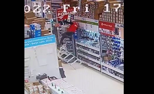Slomio kičmu na poslu, pa ostao bez posla