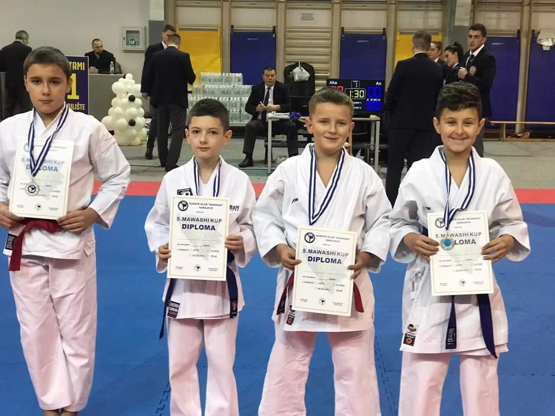 Trinaest novih medalja karate kluba Mostar