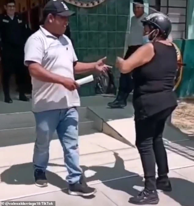 Izašao iz zatvora pa ga majka namlatila remenom