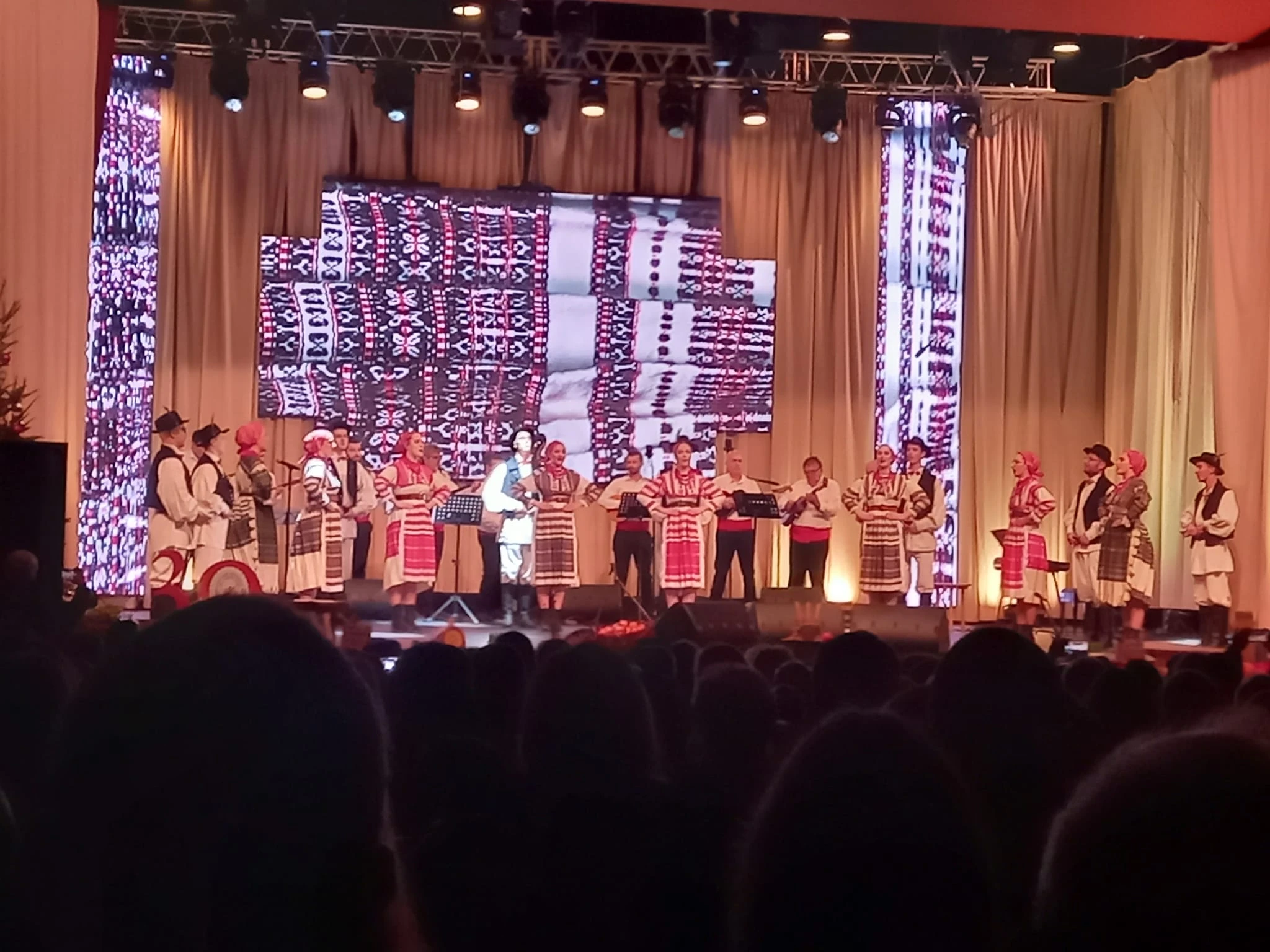 Božićni koncert "Gradu s ljubavlju" održan sinoć u Mostaru