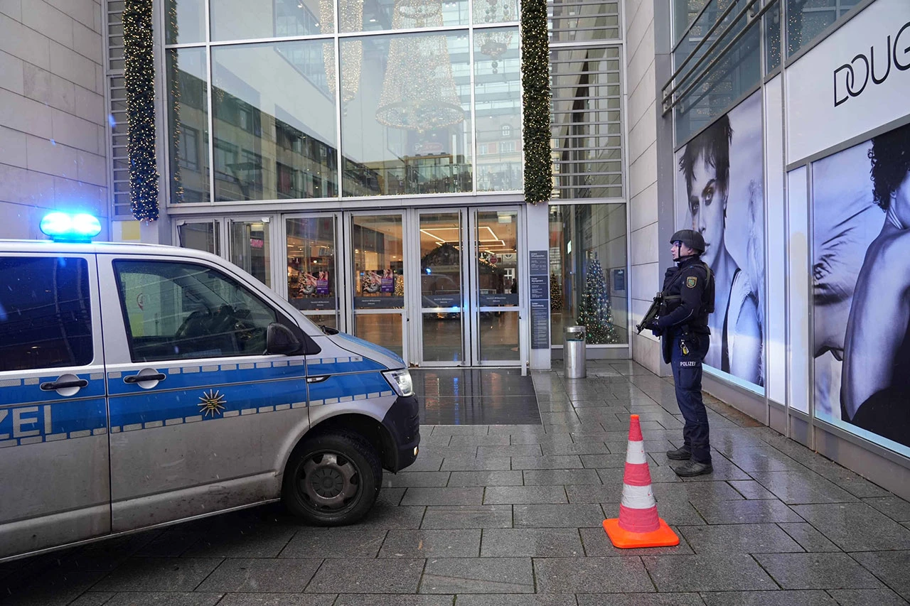 Ubio majku pa pucao na radio; policija ga upucala u tržnom centru sa taocima