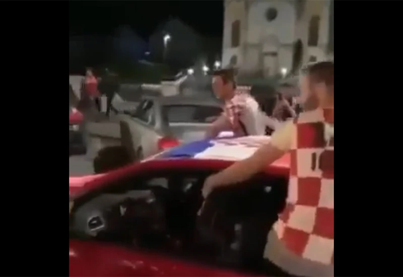 VIDEO | Uskoplje slavi uz paljenje guma