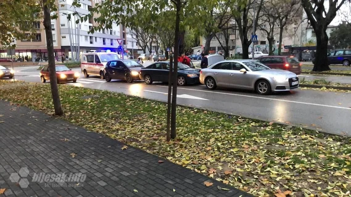 Sudar više auta na kružnom toku kod Mljekare